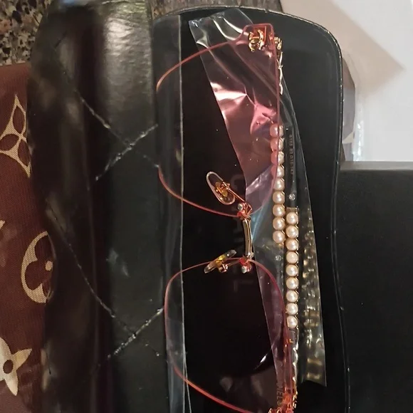 CHANEL Rose-Tinted Sunglasses with Pearl Accent All Inclusive - Picture 6 of 15